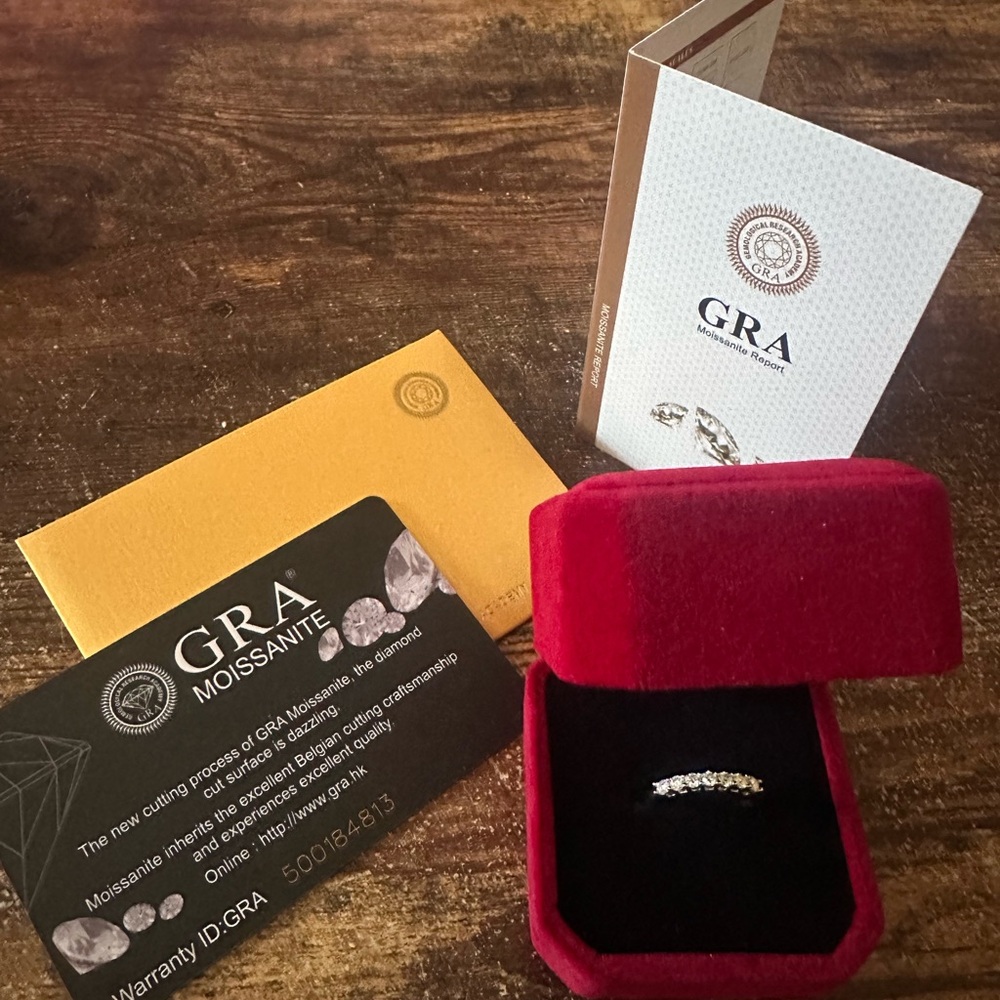 BN Never Used Authentic GRA Moissanite Wedding Band/Ring Sz 5 925 Silver